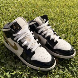 Jordan 1 Mid (Patent black, white, gold)