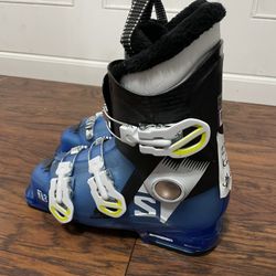 23.5 youth 6/6.5 Salomon T3 ski boots 