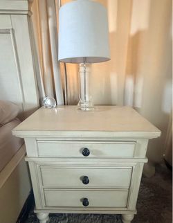 Wood 3-drawer nightstands