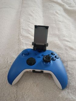 Xbox remote with mobile gaming phone mount
