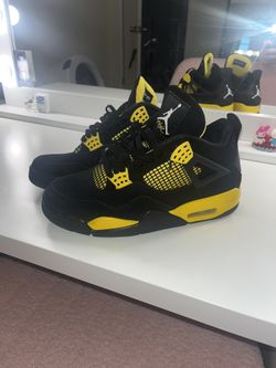 9.5 Jordan 4 Thunder 