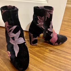 Beautiful Women Boots Size 8