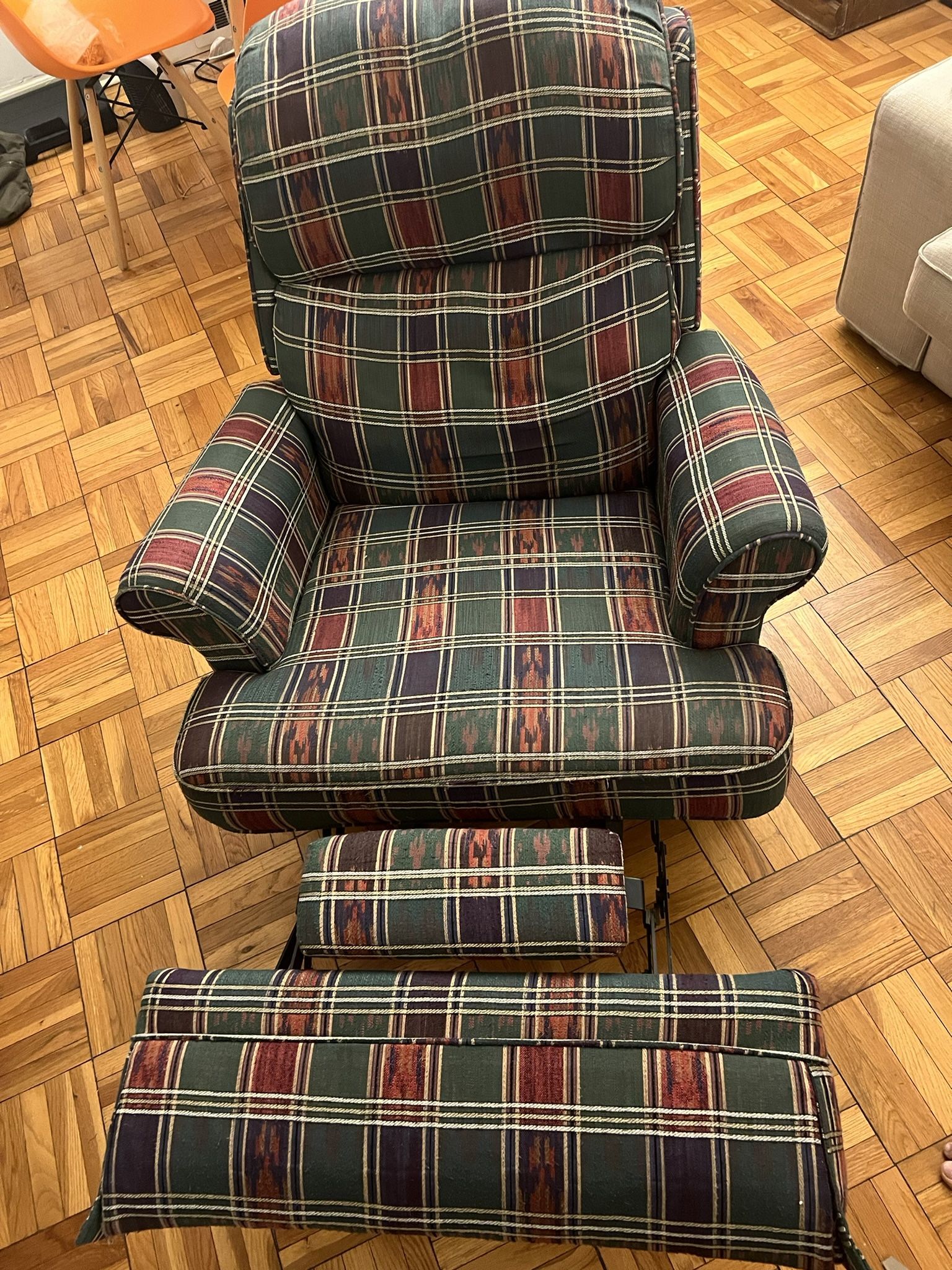 Classic Plaid Recliner Chair hi– Comfortable and Sturdy