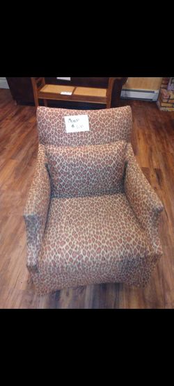 LEOPARD PRINT ARM CHAIR
