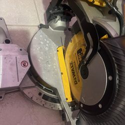 De Walt 12 In Dual Bevel Miter Saw