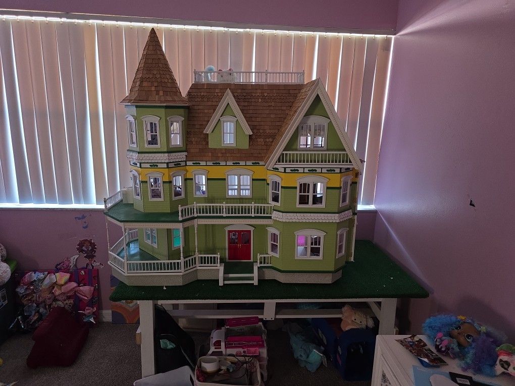 Handmade Dollhouse.hand Painted.