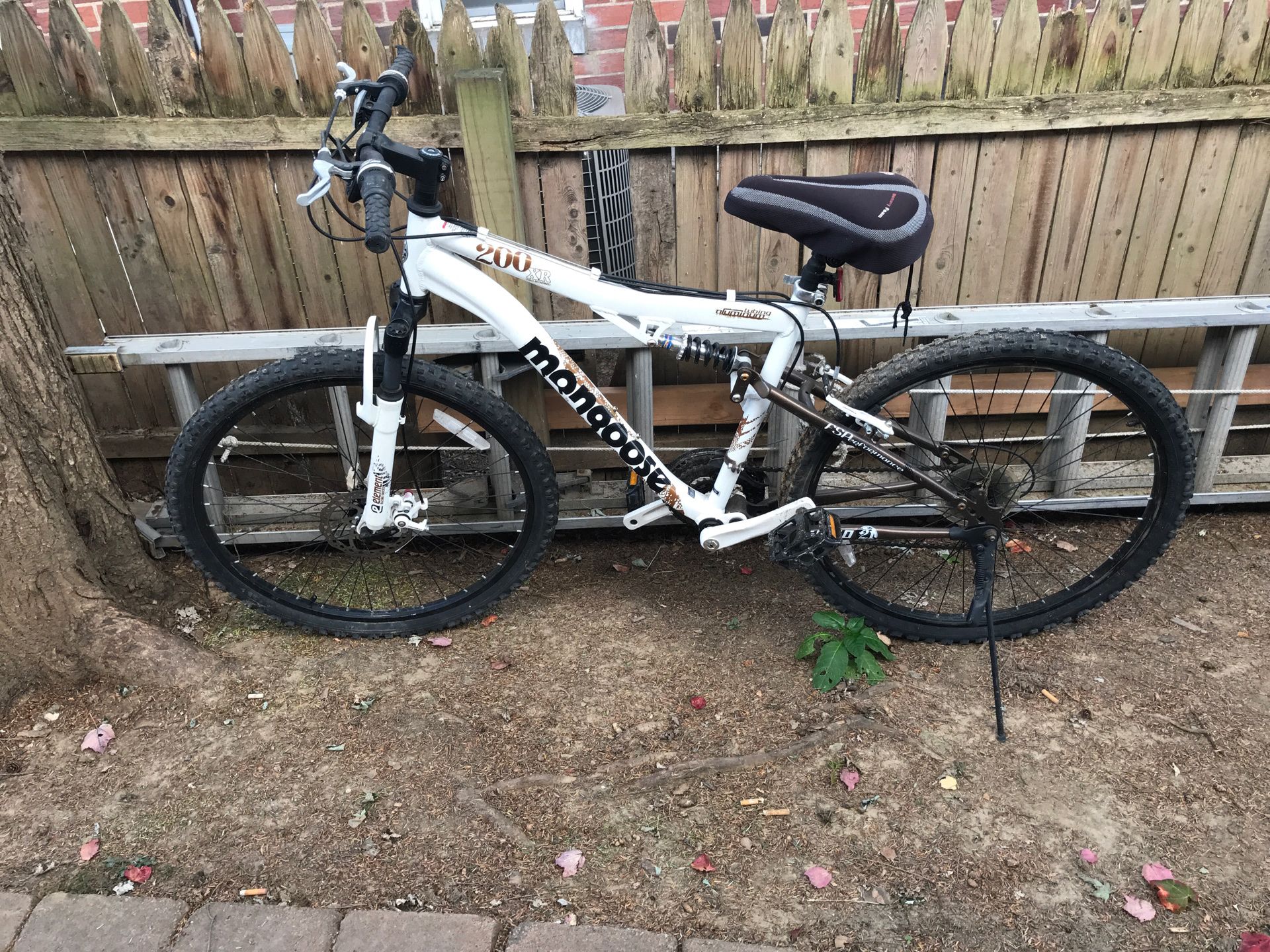 Mongoose xr200 mountain componer bike