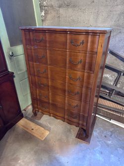 Vintage chest of drawers (dresser)