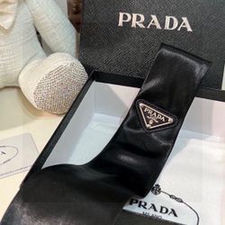 Prad Logo Black  Neck