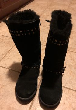 More UGG boots Barely worn. Fur lined. I’m pretty sure they are size 8