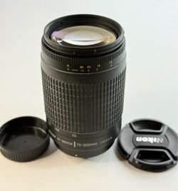 Nikon AF NIKKOR 70-300mm f/4-5.6 G Telephoto Zoom Lens Black w Caps