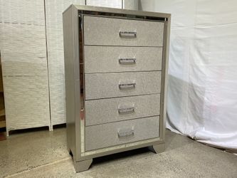 ASHLEY Linnox Silver 5-Drawer Dresser w/ Mirror Trim