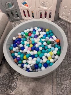 Ball pit with balls
