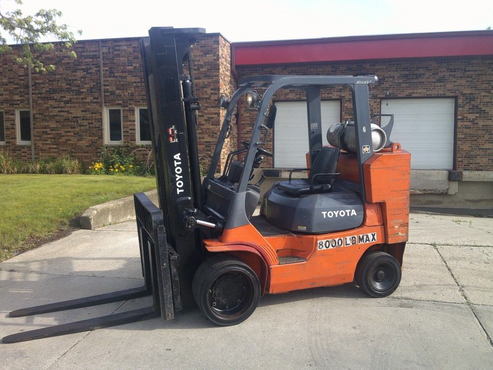Toyota Heavy Duty 10K LB. 3 Stage Forklift