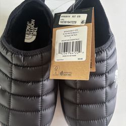 New Size 7 Women North face Slippers.