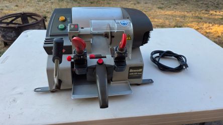 ILCO Bravo III Duplicator Key Cutting Machine