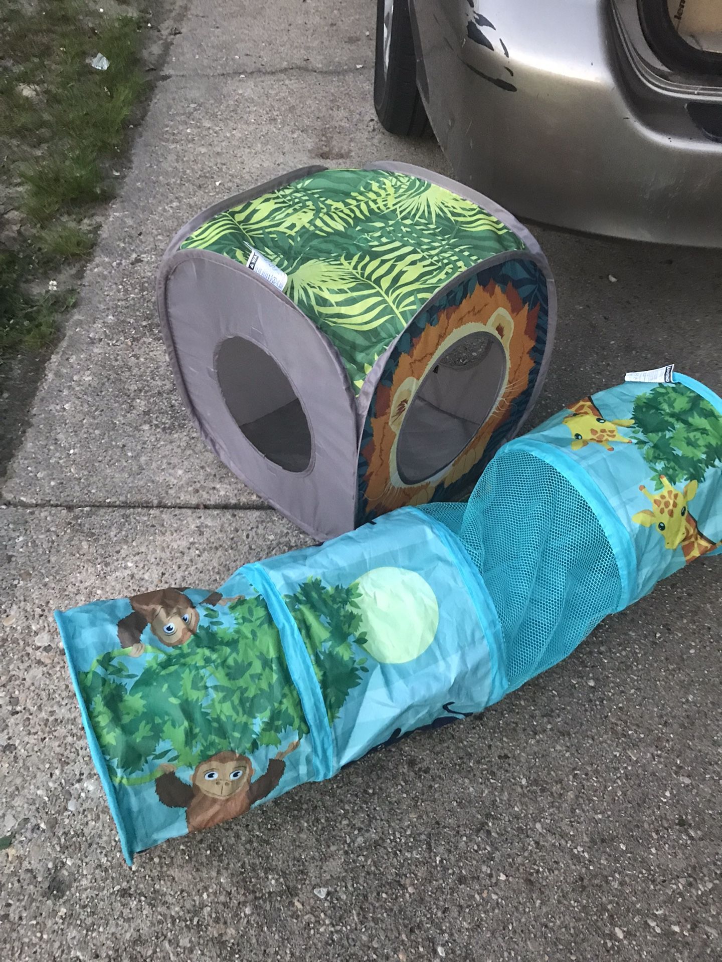 Like New Cat Play Tunnel Only $15 Firm