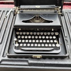 Vintage 1930’s Royal Typewriter Portable In Case