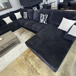 New black sectional sofa  Extra Large financing available. Accepts cash or Zelle.   Easy to finance no credit needed it  