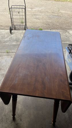 Leaf dining table