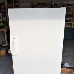 KENMORE FREEZER 21 CU FT LIKE NEW 