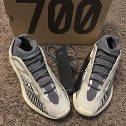 Yezzy 700 SZ 11.5 