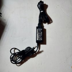 HP 744481-002  Laptop AC Adapter 19.5V 2.31A 45W Pin-in-Middle