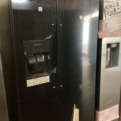 Frigidaire 36 in. 26 cu.ft. Side by Side Refrigerator with Water Dispenser and Ice Maker, New Scratch and Dent
