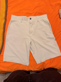 Under armor Men’s Gray Chino Shorts Stretch Flat Front Pockets Button Logo The Under Armour Men’s Gray Chino Shorts are a stylish