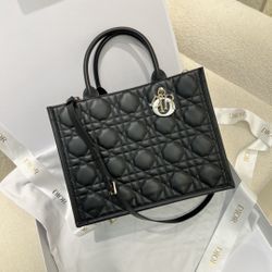 Goddess temperament handbag