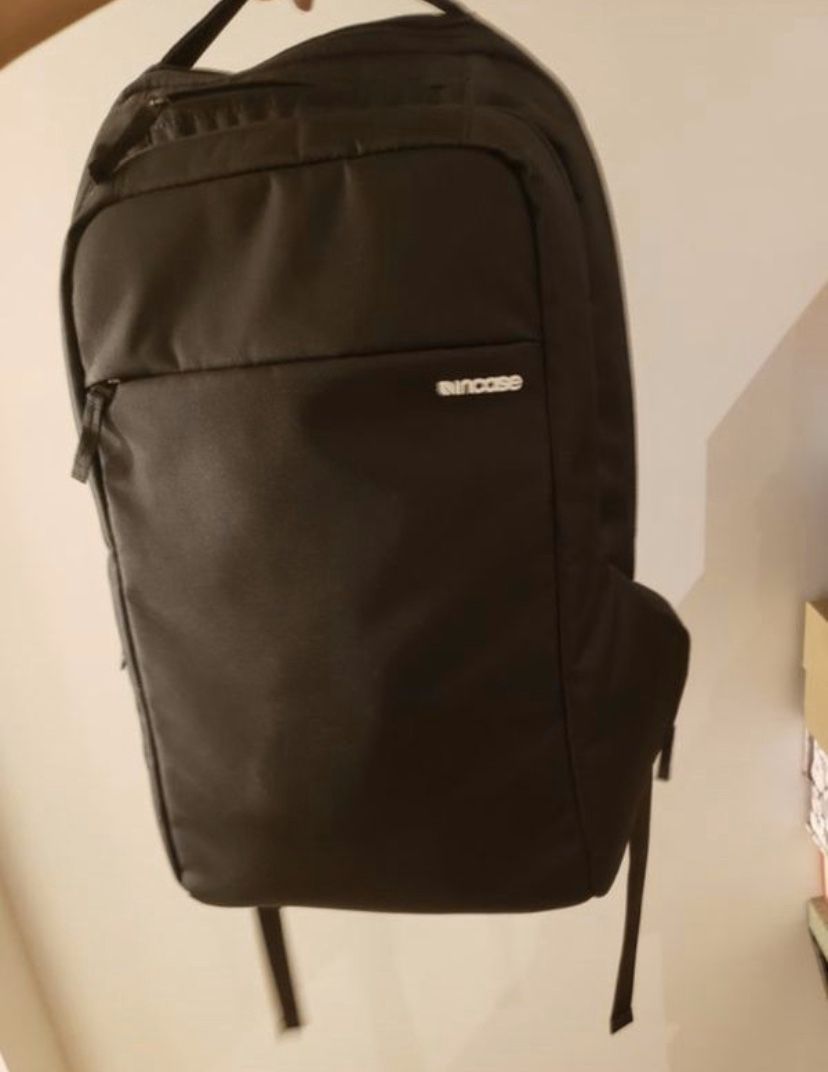 Incase Icon Laptop backpack BLACK Like New