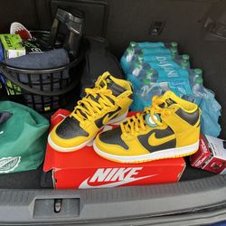 Black N Yellow Dunks Size 9.5 Men’s