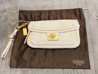 Coach Y2K Classic Baguette Bag In Baby Pink for Sale in Roseville, CA -  OfferUp