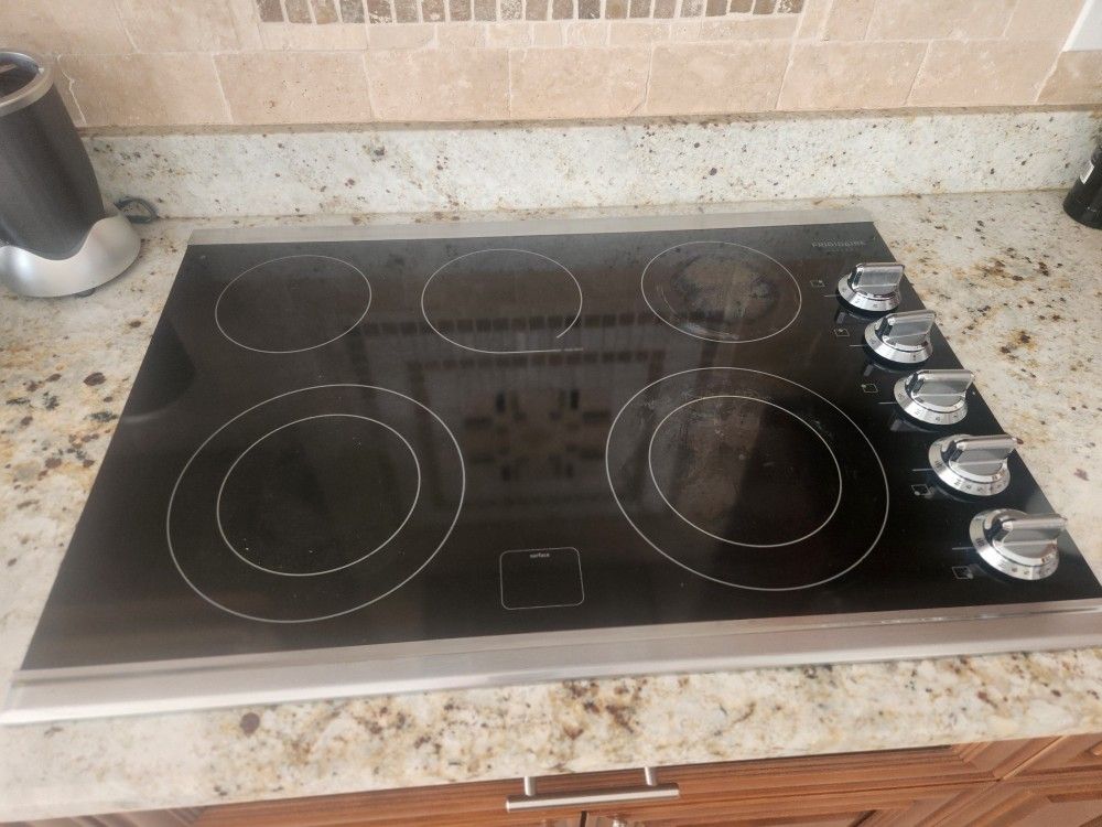 Frigidaire Gallery Glass Cooktop 30"