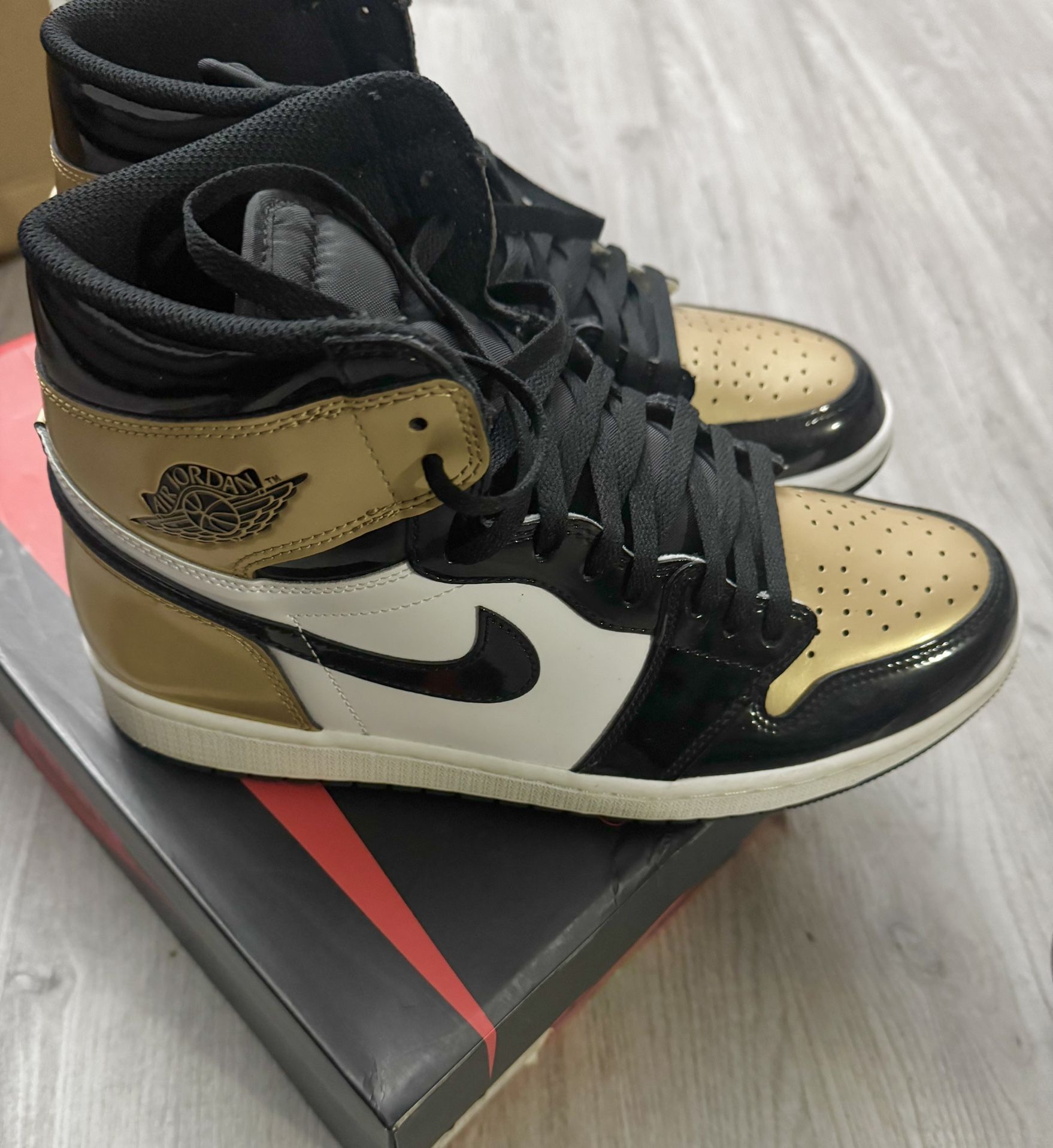 Nike Retro Air Jordan 1 High (Gold Toe) Sz 11