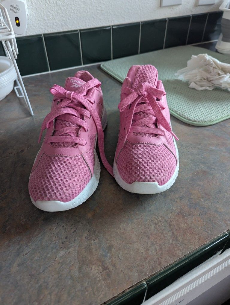 Pink Reebok flexagon sneakers women's size 6 and 1/2
These were only worn maybe a few times