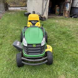 John Deere D130 Riding Lawn Mower 