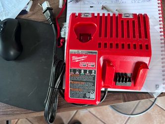 Milwaukee M12-M18 12-volt lithium ion multi voltage battery charger