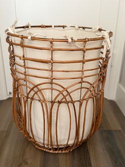 Bamboo basket with linen lining