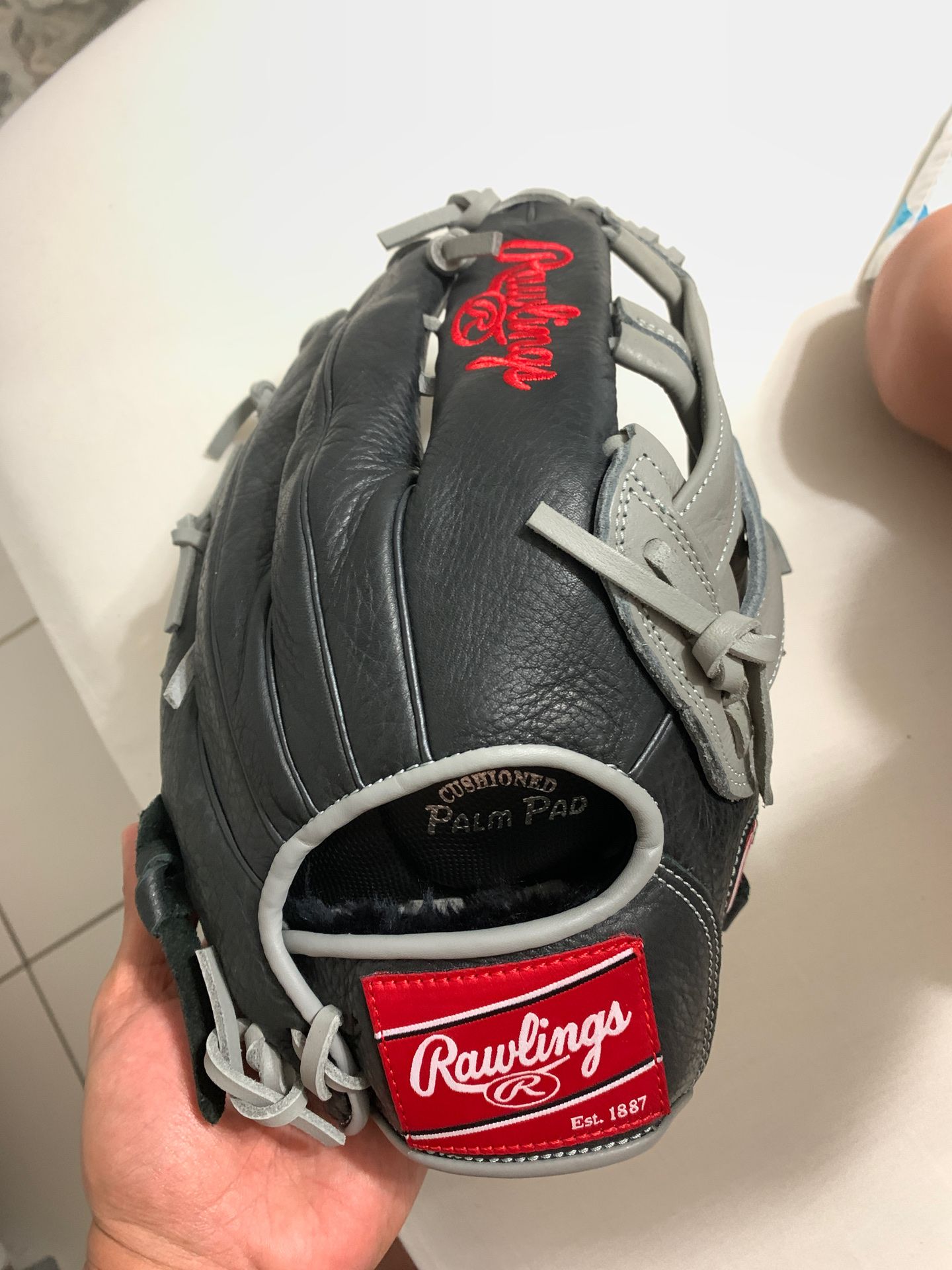 Rawlings right ball glove. new
