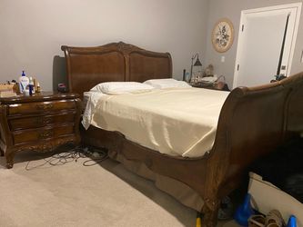 KING SIZE SLEIGH BED WITH MATCHING NIGHT STANDS
