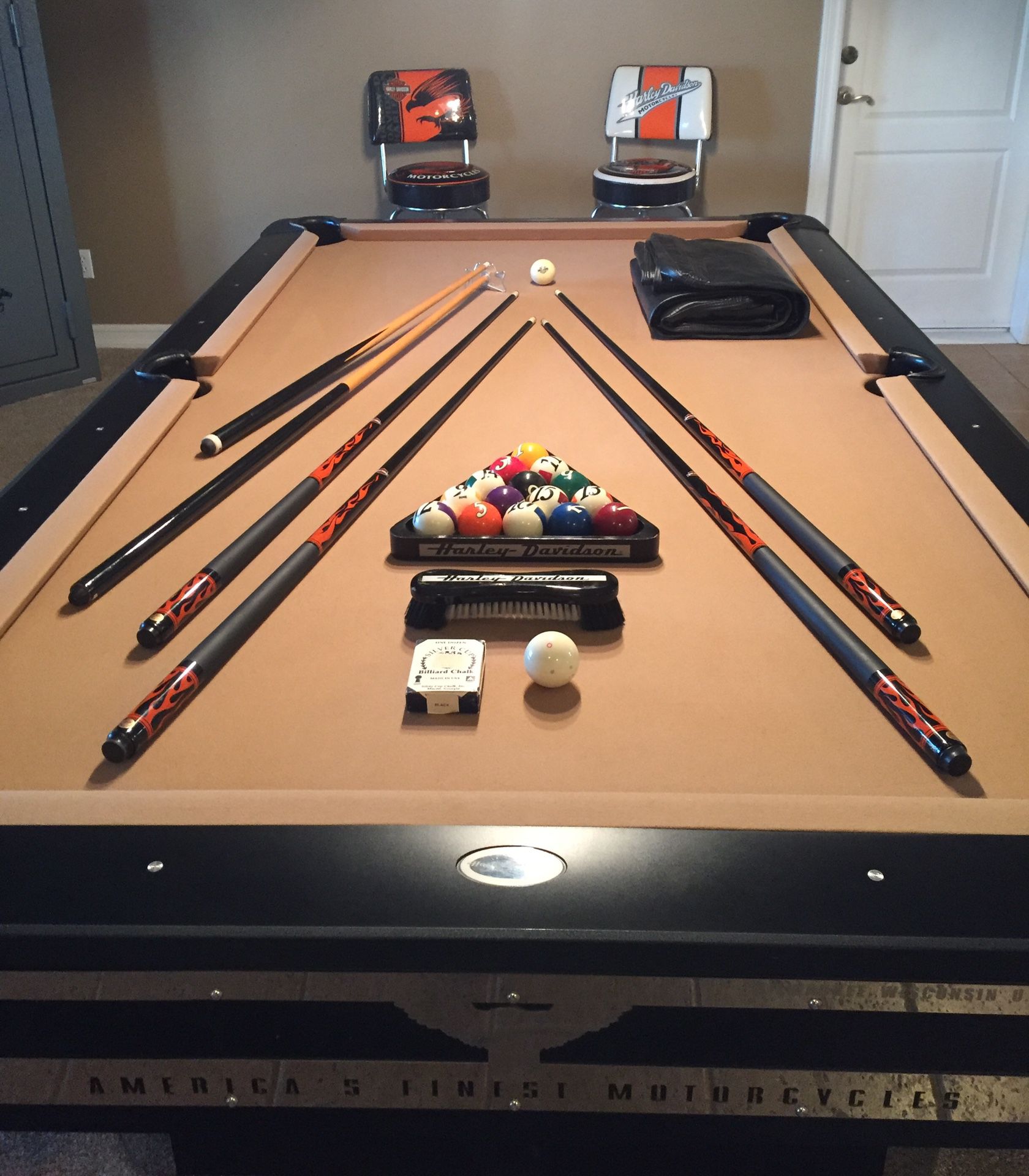 8’ pool table with matching light and pool sticks