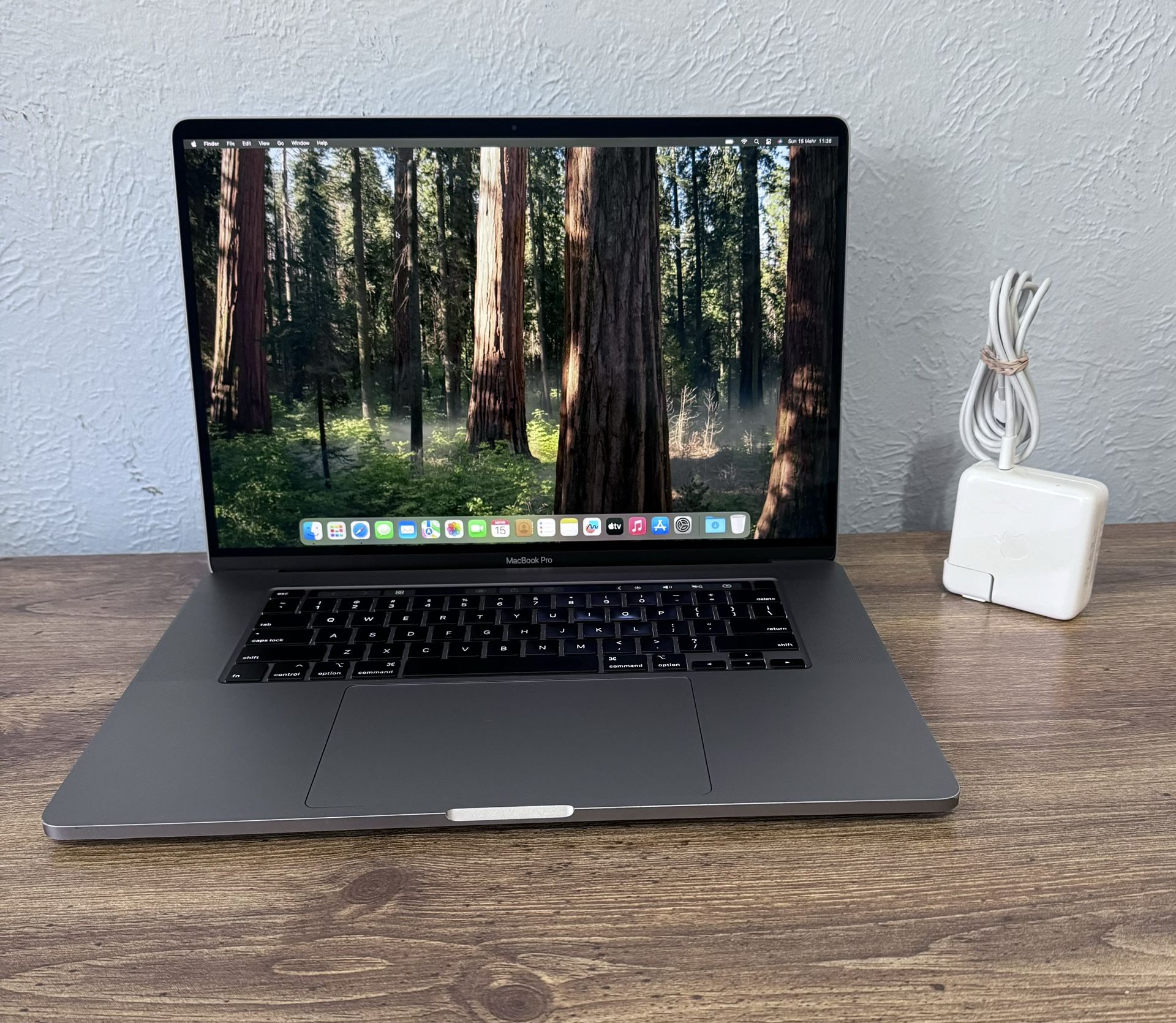 MacBook Pro 2019 16 inch 2.6 GHz i7 32GB RAM 512GB SSD 5300M 4GB | Excellent