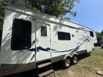 2006 Forest River 30 feet 2 slide out  5th whee sleeps 4