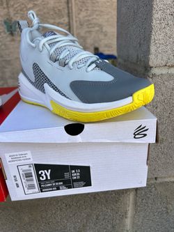 Tennis shoes