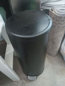 Trash can black with foot raise