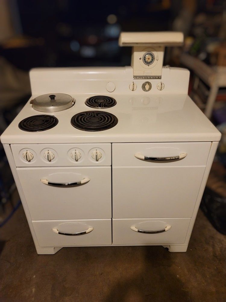 1945 BI -17 FRIGIDAIRE ELECTRIC RANGE STOVE W/ DEEP WELL BURNER/FRYER