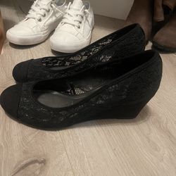 Women’s laced wedge. Size 7 excellent condition