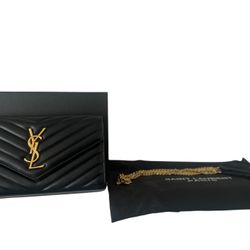 CASSANDRE ENVELOPE CHAIN WALLET IN GRAIN DE POUDRE LEATHER
