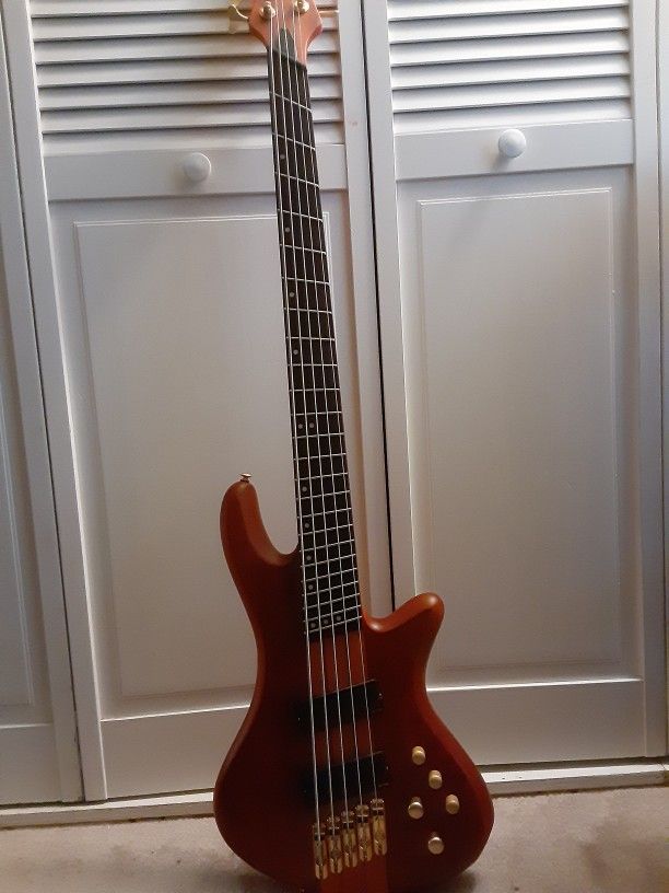 5 string Schecter
Bass , Stiletto Diamond Series